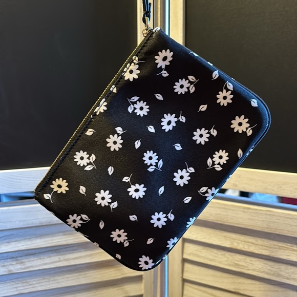 Kate Spade ♠️ Wristlet, Daisy Print.8x5.5, EUC, NCO - Picture 3 of 5